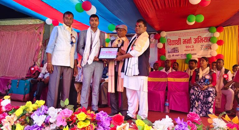 विद्यालयको स्वर्ण जयन्तीमा योगदान गर्नेहरुलाई सम्मान