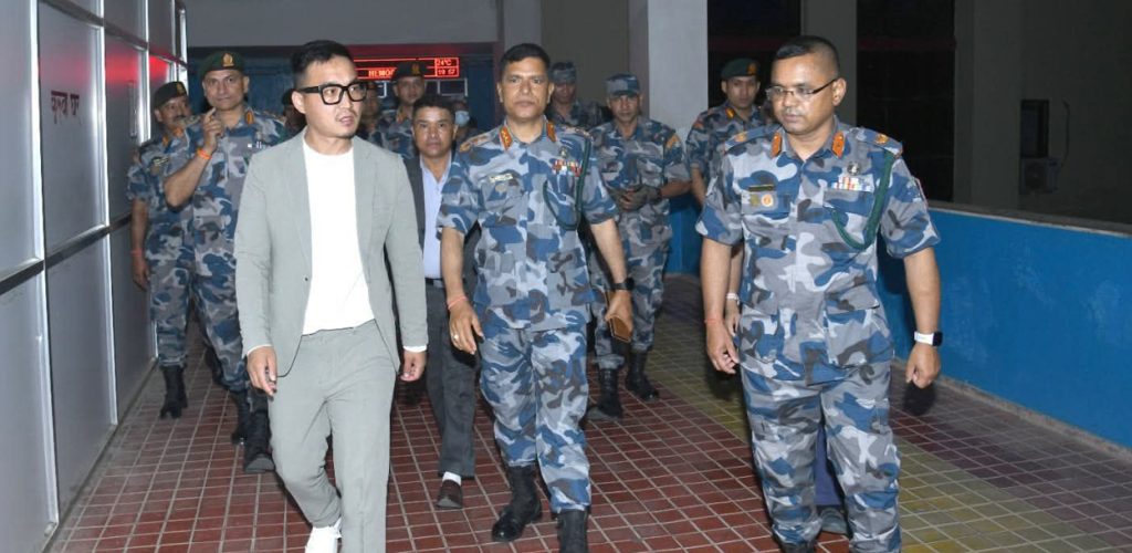 तालिमका क्रममा बेहोस भएका सशस्त्रका जवान भेट्न पुगे सुधन