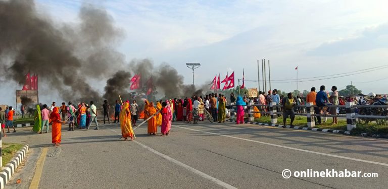 सार्वजनिक जग्गा खाली गर्ने सूचना जारी गरेपछि धनुषामा सुकुमवासीको प्रदर्शन
