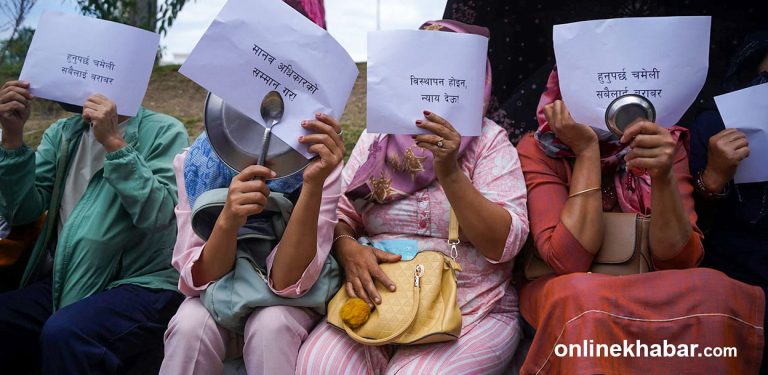 चम्चा र थाल ठटाउँदै माइतीघरमा सरकारविरुद्ध सुकुमवासीको प्रदर्शन (तस्वीरहरू)