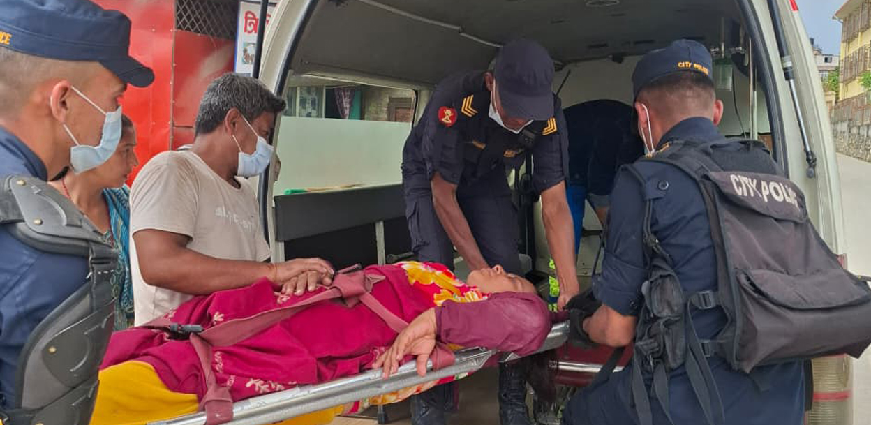 थापाथली सुकुमवासी बस्ती हटाउँदा एक महिला बेहोस