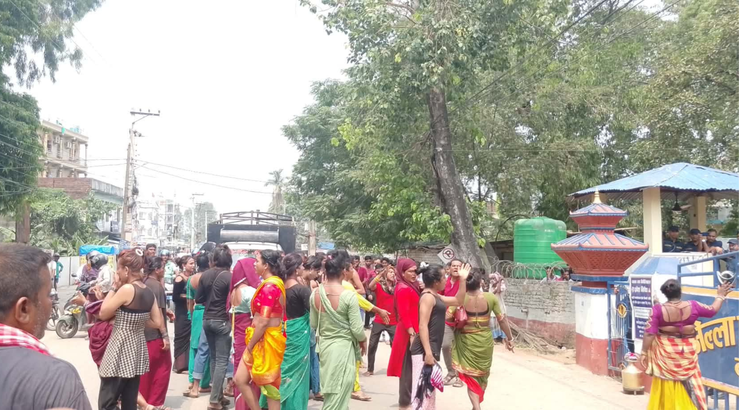 जिल्ला प्रहरी कार्यालय बारा अगाडि तेस्रो लिंगीको प्रदर्शन