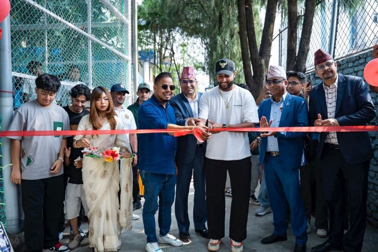 युनिग्लोब कलेजमा हर्मीत सिंहद्वारा क्रिकेट अभ्यास मैदानको उद्घाटन