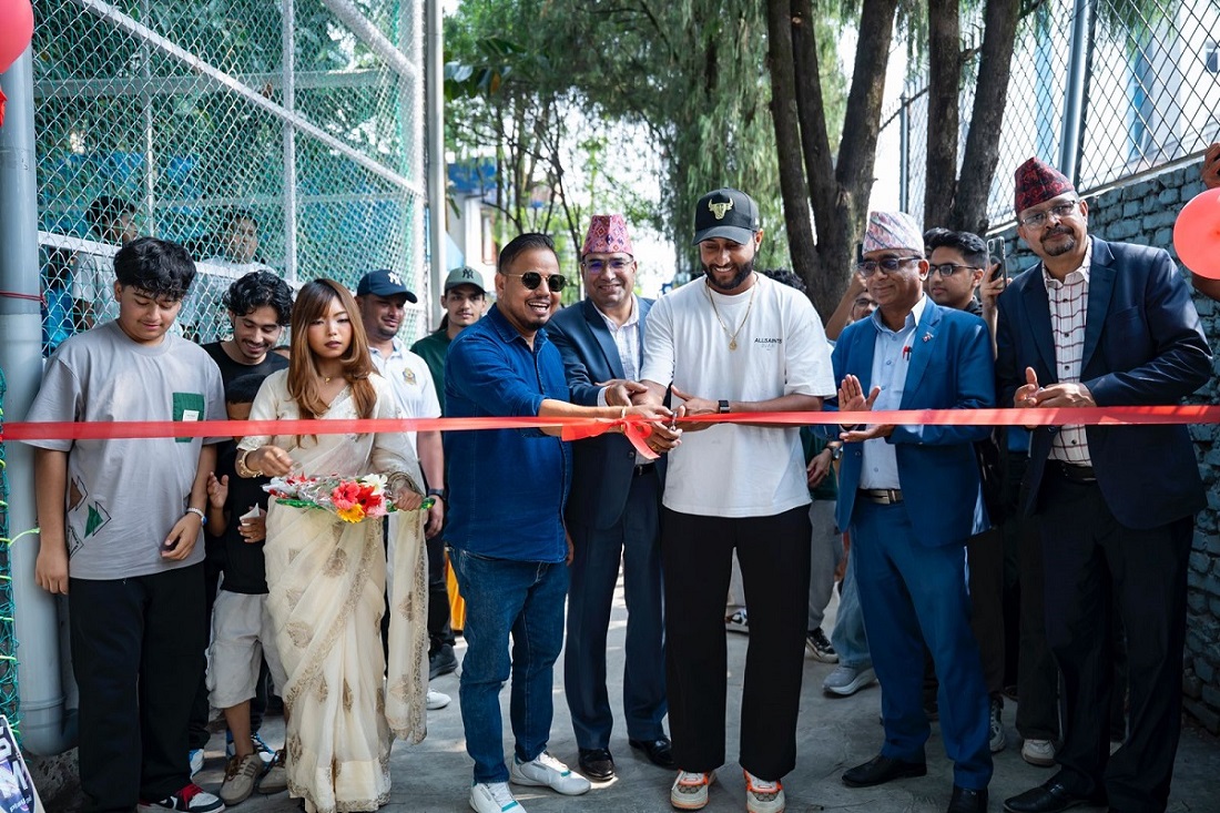 युनिग्लोब कलेजमा हर्मीत सिंहद्वारा क्रिकेट अभ्यास मैदानको उद्घाटन