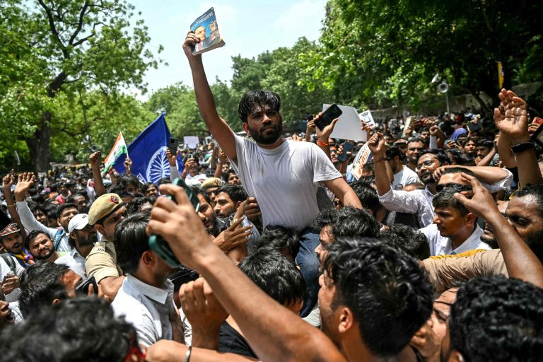 कक्रोच जनता पार्टी बन्नुअघि के गर्दैथिए दीपके ?