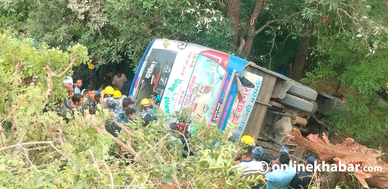 बैतडीमा बस दुर्घटना अपडेट : एक जनाको मृत्यु, १० जना घाइते