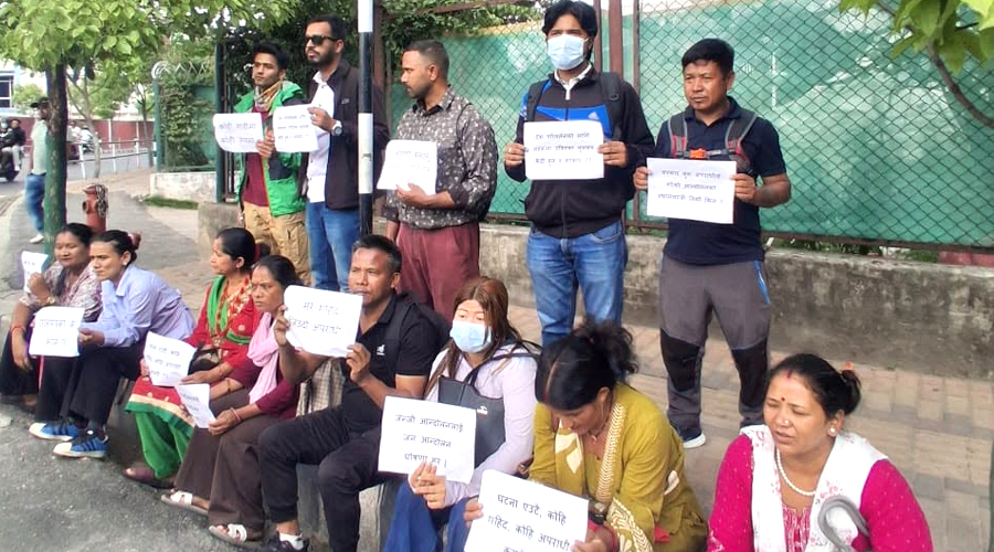 राष्ट्रपति कार्यालयअघि पुगेका प्रदर्शनकारीमाथि बल 