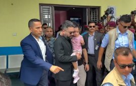 रास्वपा महाधिवेशन : चितवन पुगे प्रधानमन्त्री बालेन, छोरी बोकेर विमानस्थलबाट बाहिरिए