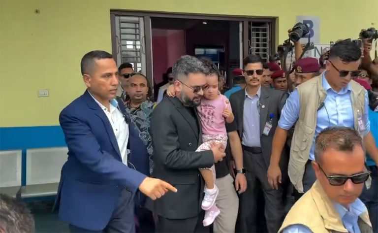 रास्वपा महाधिवेशन : चितवन पुगे प्रधानमन्त्री बालेन, छोरी बोकेर विमानस्थलबाट बाहिरिए