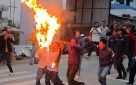 खोटाङमा प्रधानमन्त्री बालेनको पुतला जलाइयो