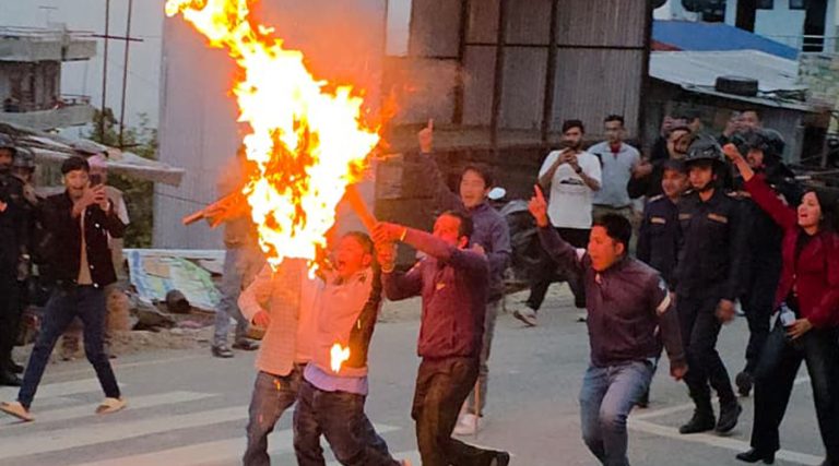 खोटाङमा प्रधानमन्त्री बालेनको पुतला जलाइयो