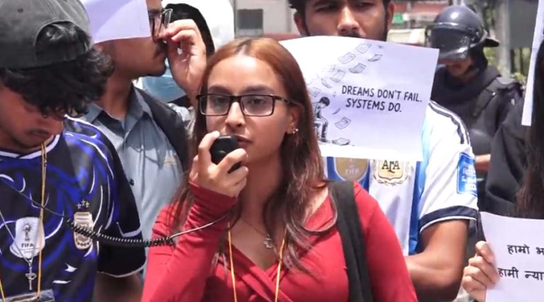 कक्षा १२ को नतिजाप्रति असन्तुष्टि जनाउँदै विद्यार्थीको प्रदर्शन