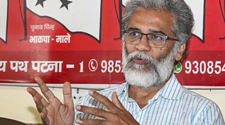कक्रोच जनता पार्टीको प्रदर्शनमा कम्युनिस्ट नेता भट्टाचार्य पनि सहभागी