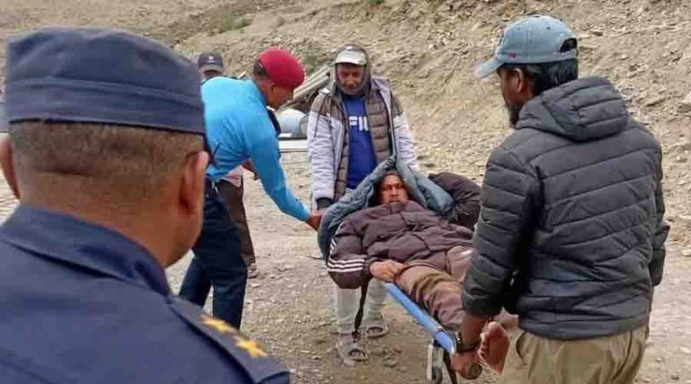 माथिल्लो डोल्पामा गस्तीका क्रममा घाइते प्रहरी जवानको हेलिकोप्टरमार्फत उद्धार