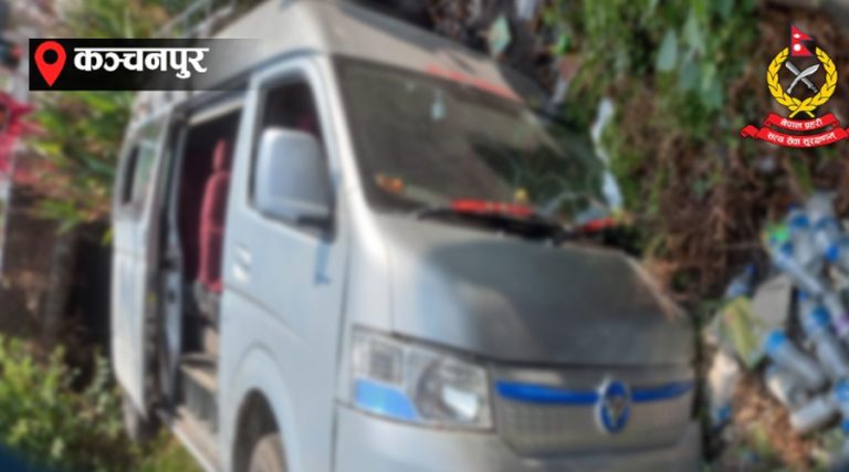 कञ्चनपुरमा ईभी भ्यान दुर्घटना हुँदा १३ जना घाइते