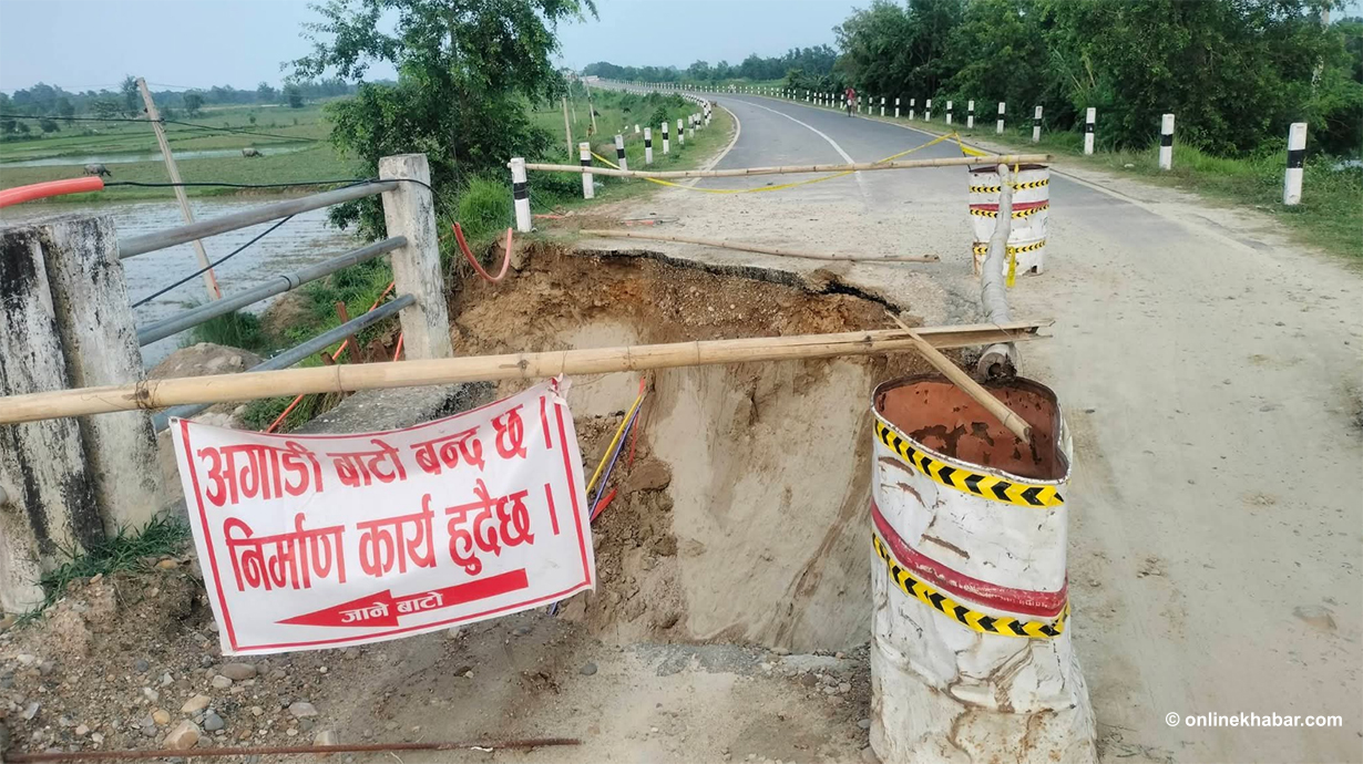 गागन खोलाको निर्माणाधीन पुल नजिक सडक भासिँदा हुलाकी राजमार्ग अवरुद्ध  