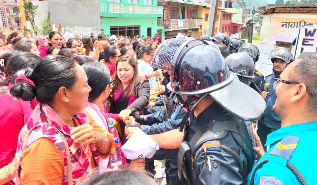 गुल्मी जिल्ला प्रशासन कार्यालय अगाडि महिलाहरूको प्रदर्शन