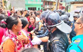 गुल्मी जिल्ला प्रशासन कार्यालय अगाडि महिलाहरूको प्रदर्शन