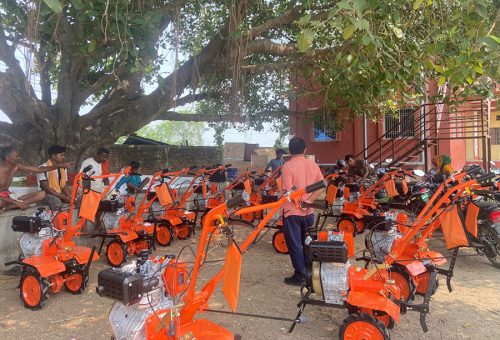 सिरहाका भूमिहीन दलित परिवारलाई हाते ट्याक्टर वितरया
