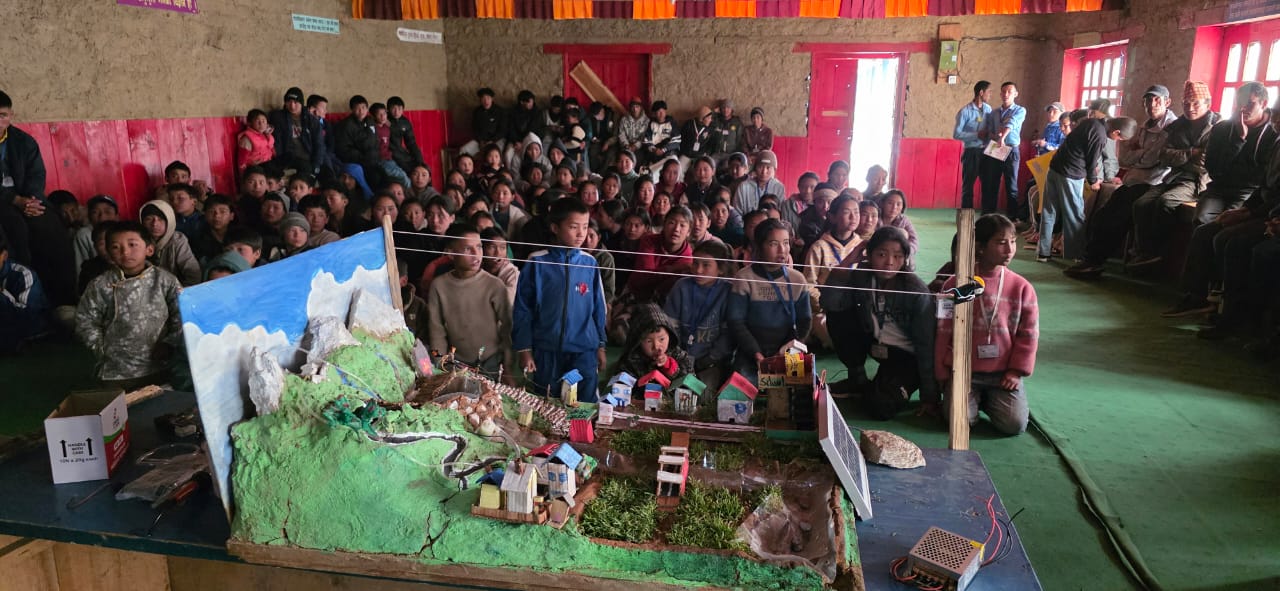 नाम्खामा बालबालिकाले बनाएका आधुनिक उपकरण प्रदर्शन