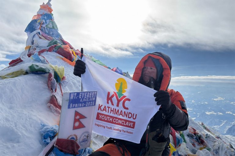 काठमाडौं युथ कन्क्लेभको झण्डा सगरमाथामा