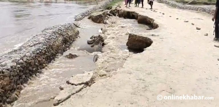 कमला नदीको डाइभर्सन भासियो, आवतजावत ठप्प