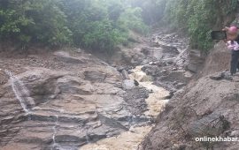लप्से खोलामा पहिरो खस्दा दिक्तेल–चखेवा सडक अवरुद्ध