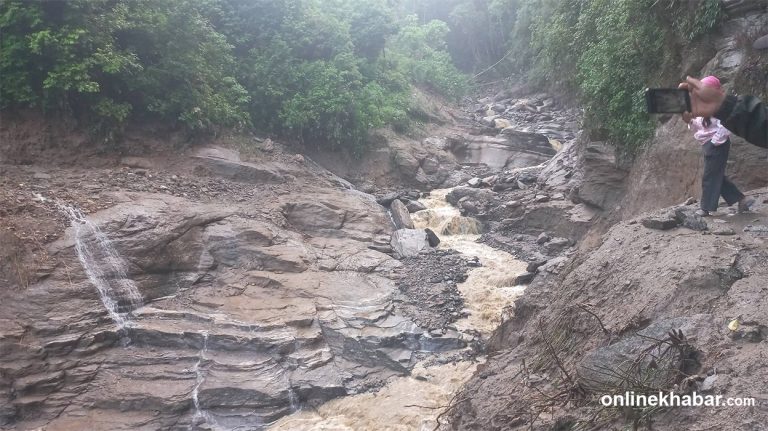 लप्से खोलामा पहिरो खस्दा दिक्तेल–चखेवा सडक अवरुद्ध