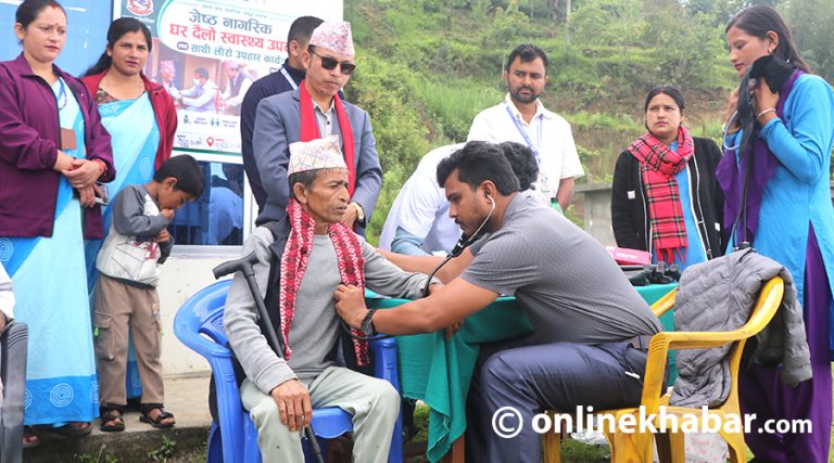 ज्येष्ठ नागरिकलाई लौरो उपहार, घरदैलोमै स्वास्थ्य उपचार