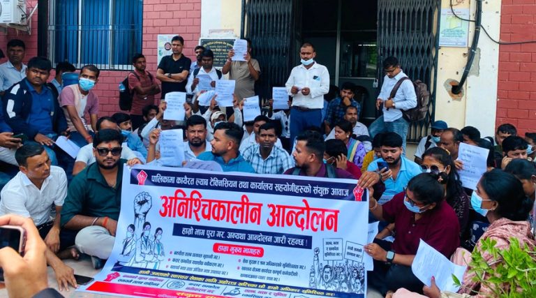 तलब नपाएपछि मधेशमा १३६ स्थानीय तहका प्रयोगशालाकर्मी आन्दोलित