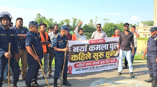 मधेश प्रदेश सभाअघि नारा- लाज लाग्दैन, कमला पुल कहिले सुरु हुन्छ ?
