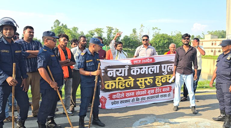 मधेश प्रदेश सभाअघि नारा- लाज लाग्दैन, कमला पुल कहिले सुरु हुन्छ ?