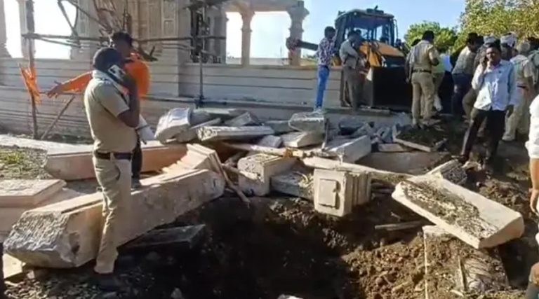 भारतमा निर्माणाधीन मन्दिरको छत खस्दा ५ जनाको मृत्यु