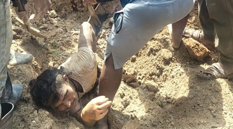 पर्खाल लगाइरहेको समयमा माटोको ढिस्को खस्दा एक जना मजदुर घाइते
