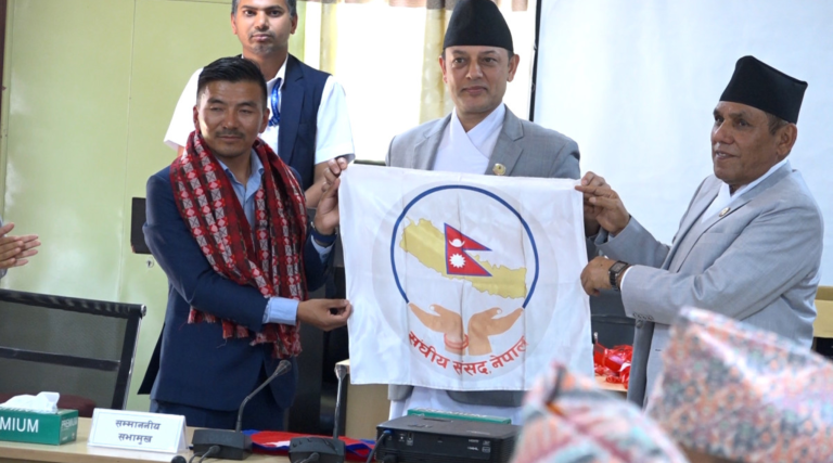संसद्को लोगोअंकित झण्डासहित सगरमाथा आरोहण गर्न सफल सांसद शेर्पा सम्मानित 