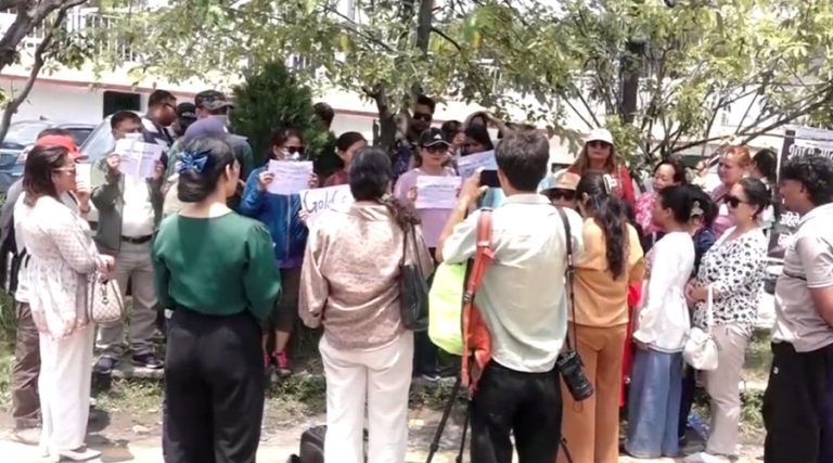 वाणिज्य बैंकबाट सुन धितो राखेर कर्जा लिएकाहरूले गरे प्रदर्शन