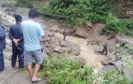 पंखु खोलाको बाढीले मध्यपहाडी लोकमार्ग अवरुद्ध