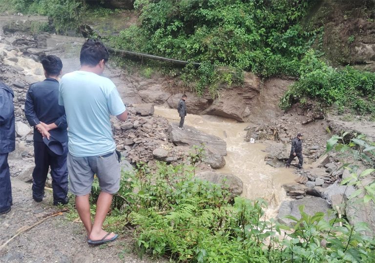 पंखु खोलाको बाढीले मध्यपहाडी लोकमार्ग अवरुद्ध