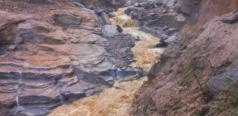 पङ्खुखोलामा आएको बाढीले दिक्तेल-चखेवाभञ्ज्याङ सडक तीन दिनदेखि अवरुद्ध
