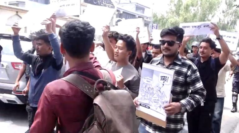 प्रधानमन्त्रीको अभिव्यक्ति फिर्ता लिनुपर्ने भन्दै विद्यार्थीहरूको प्रदर्शन