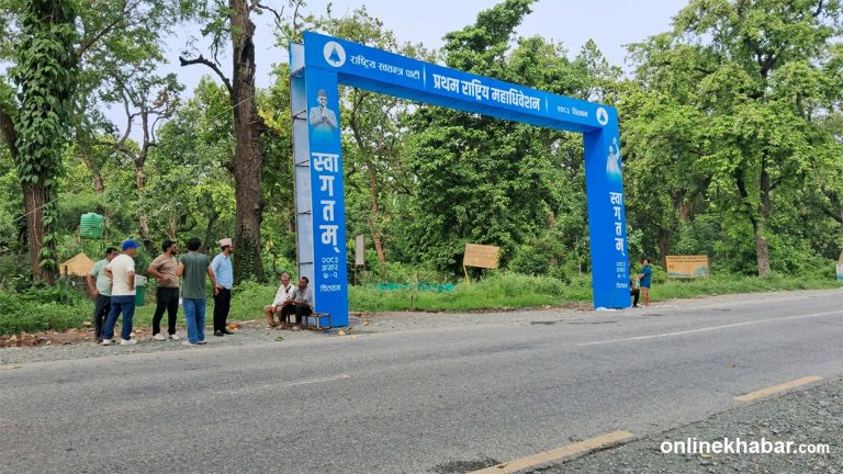 रास्वपाको स्वागत गेट हटाएर पठाइयो ट्यांक बोकेका ५ भारतीय ट्रक