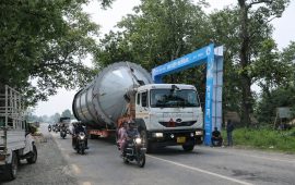 रास्वपाको स्वागत गेट हटाएर पठाइयो ट्यांक बोकेका ५ भारतीय ट्रक