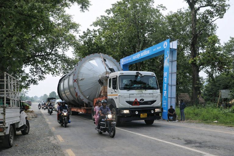 रास्वपाको स्वागत गेट हटाएर पठाइयो ट्यांक बोकेका ५ भारतीय ट्रक