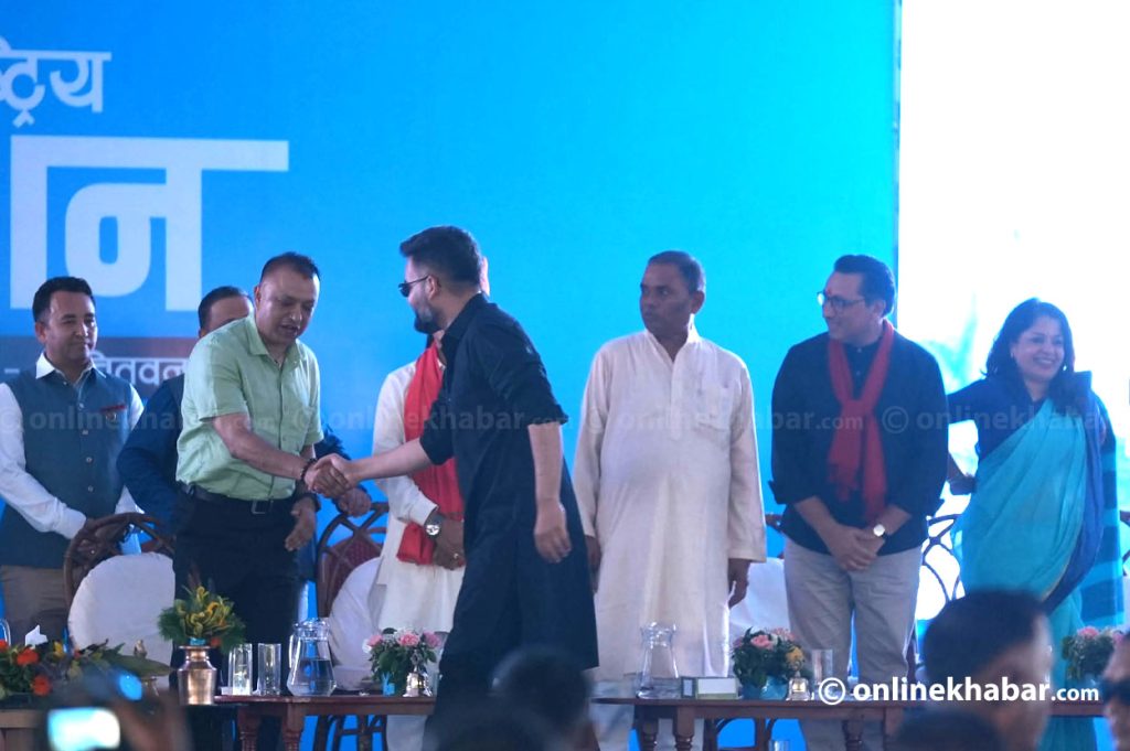 स्टेजमा नेताहरूको हार्दिकता, सञ्जालमा कार्यकर्ताको जुहारी