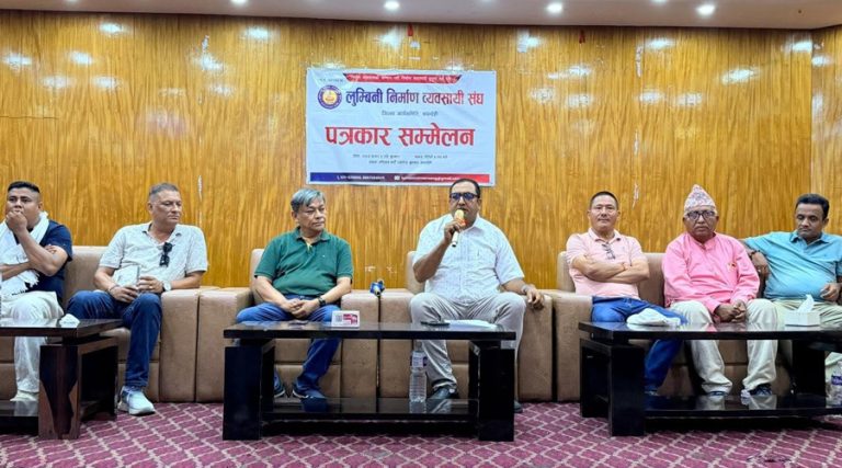 रुपन्देहीका निर्माण व्यवसायीले भने : खुट्टा भाँचेर सडक बन्दैन  