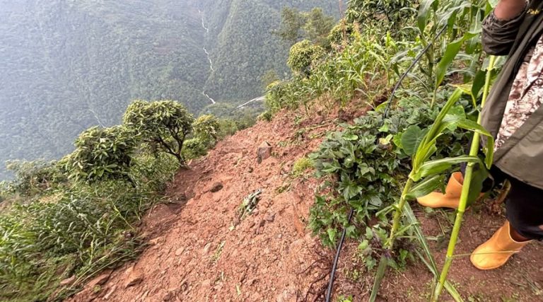 संखुवासभाको सिलिचोङमा पहिरोको डरले ७ परिवार विस्थापित
