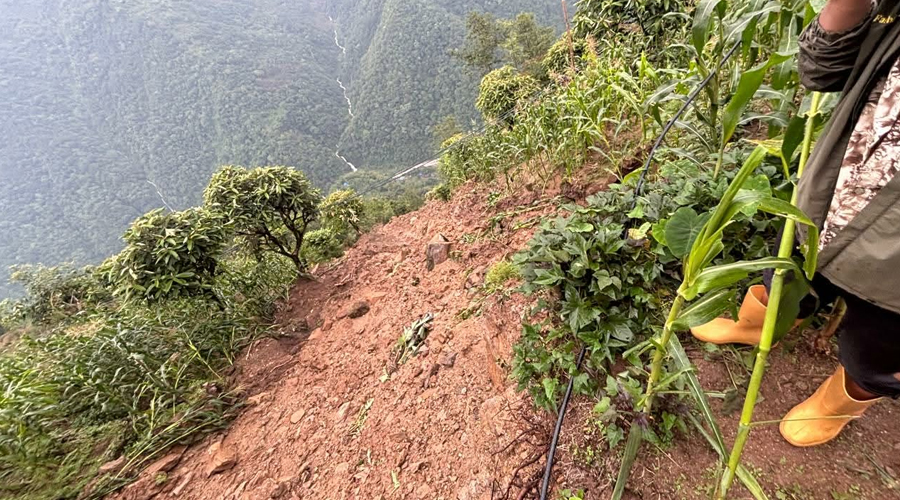 संखुवासभाको सिलिचोङमा पहिरोको डरले ७ परिवार विस्थापित