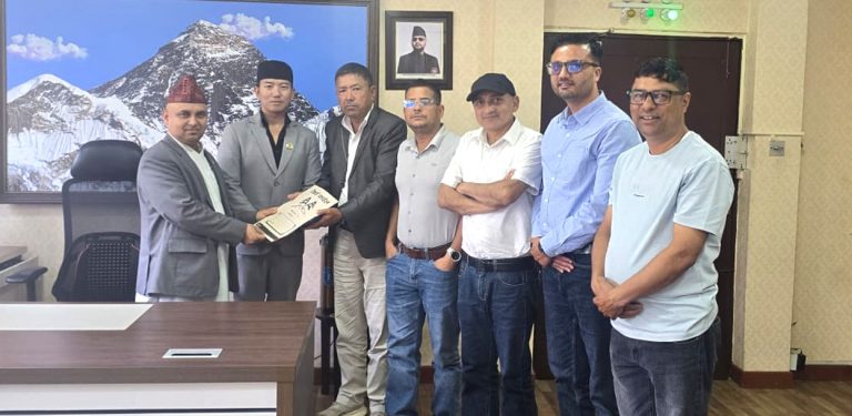 सरकारको ध्यानाकर्षण गराउन सांसद नेम्वाङसहित सिंहदरबारमा चिया उद्यमी, प्रधानमन्त्रीलाई पत्र