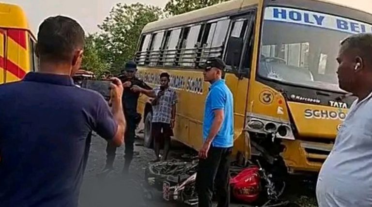 झापामा स्कुल बसको ठक्करबाट दुई जनाको मृत्यु