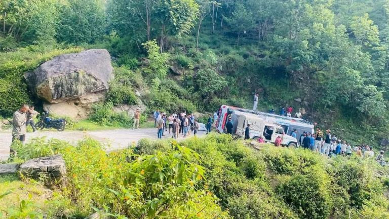 बाजुरामा बस दुर्घटना, २४ जना घाइते